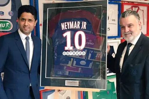 A quelques heures du coup d'envoi entre Montpellier et le PSG, Nasser Al-Khelaifi a offert un maillot de Neymar en hommage à Louis Nicollin.