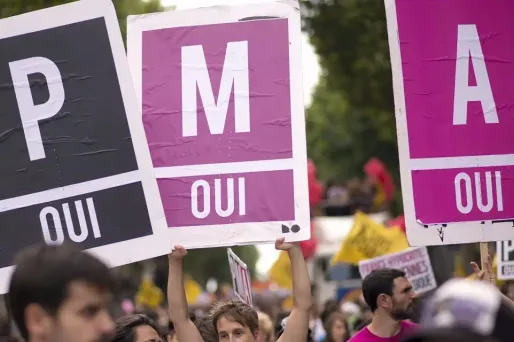 L'ouverture de la PMA à toutes les femmes sera proposée par le gouvernement dans le cadre de la révision de la loi bioéthique en 2018.