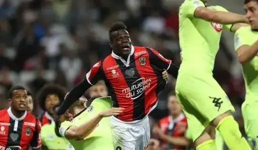 Nice a réussi à arracher le nul 2-2 face à Angers grâce notamment à un penalty de l'Italien Mario Balotelli.