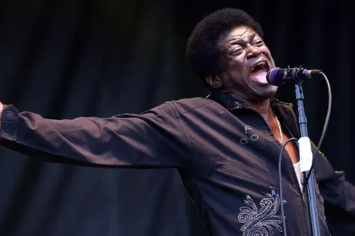Grand fan de James Brown, Charles Bradley imitait le style de son idole sur scène.