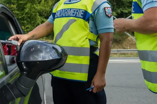 Après avoir arrêté son véhicule au milieu de la route, le contrevenant a été pris en charge par les gendarmes et les pompiers. Image d'illustration.