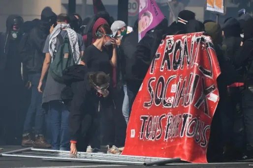 Des manifestants ont commencé à lancer des projectiles sur les forces de l'ordre dans le cortège parisien de la mobilisation.