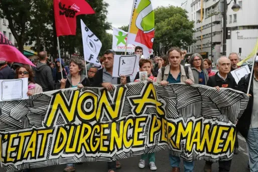 Ils étaient quelque 600 personnes à protester dans les rues de Paris dimanche.