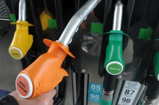 "Personne ne peut plus comprendre aujourd'hui que la fiscalité du diesel et de l'essence ne soit pas la même", explique notamment le ministre de l'Économie.