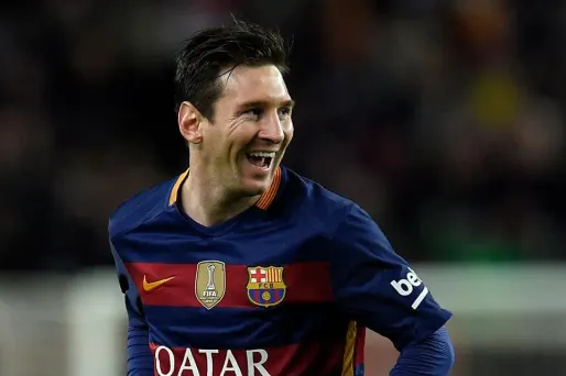 Avec ce nouveau contrat, Messi, qui a effectué l'intégralité de sa carrière professionnelle au Barça, devrait être lié au club jusqu'à ses 34 ans.