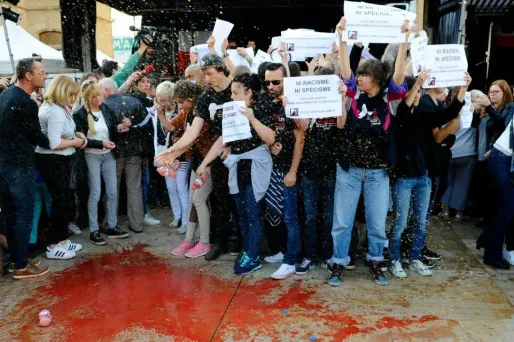 Les militants ont lancé du colorant alimentaire rouge sur le maire, avant d'être très rapidement sortis.