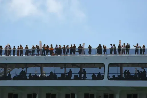 Dans les zones touristiques les plus menacées de la partie nord, nord-est du pays, plusieurs milliers de touristes étrangers ont été évacués.