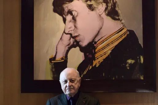 Les cendres d'Yves Saint Laurent (tableau), son compagnon pendant 50 ans, ont été dispersées dans leur jardin, au Maroc, en 2008.