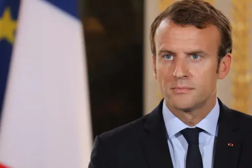 Emmanuel Macron se montre ferme face à la grogne sociale, au risque de braquer.