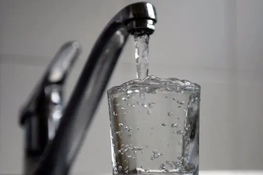 Il est interdit par la loi de réduire ou couper le débit d'eau dans la résidence principale d'un particulier.