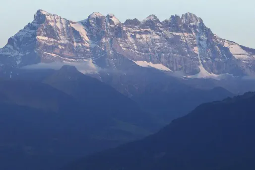 L'éboulement lié à l'effondrement du glacier n'a pas atteint d'habitations.