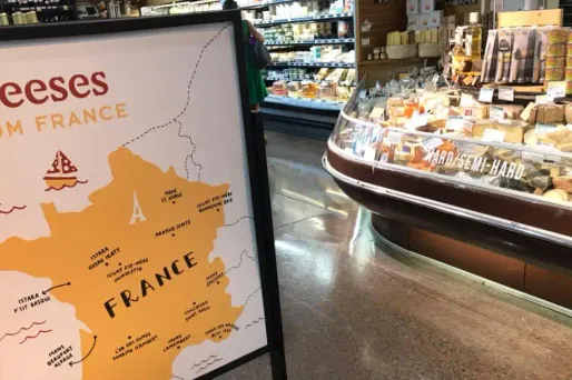 Cette carte, baptisée "Cheeses from France" prétend expliquer de quelles régions sont originaires certains fromages.