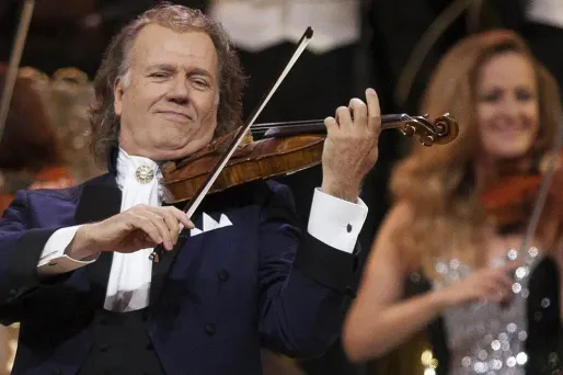 La loi néerlandaise stipule que les mineurs ne peuvent pas se produire après 23h.