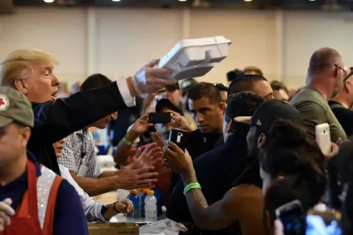 Donald Trump a distribué de la nourriture à des sinistrés, hebergés dans un centre à Houston, samedi.