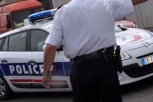 Les prévenus ont été mis en examen et écroués pour "tentative de meurtre en bande organisée", "association de malfaiteurs" et "violences sur personne dépositaire de l'autorité publique".