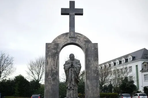 Seule la croix doit être retirée de l'ensemble monumental, selon la décision du Conseil d'État.