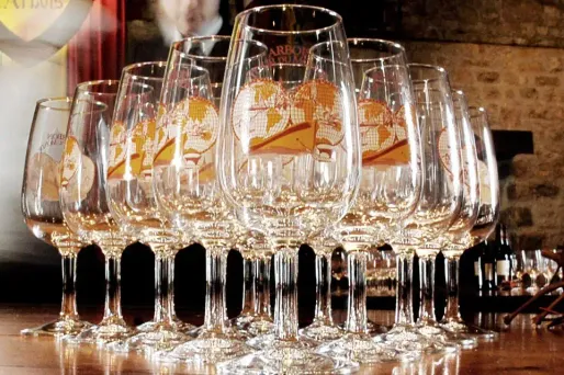 Le maître d'hôtel lorrain a porté jusqu'à 46 verres dans une seule main (illustration).