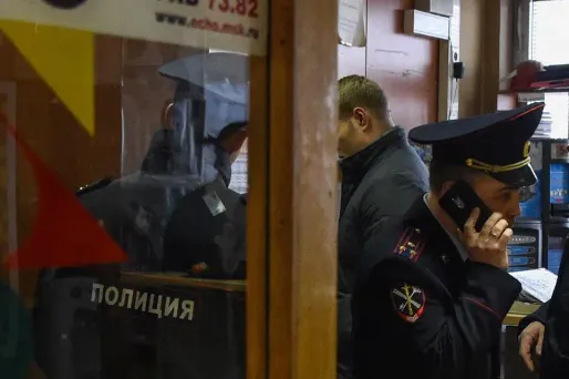 La journaliste a été poignardée dans les locaux de la radio Echo de Moscou (ici des policiers dans les locaux de la station, lundi).