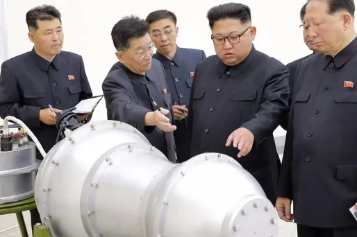 Kim Jong-un inspectant une bombe H. C'est ce type de bombe qui a été chargé sur un missile.