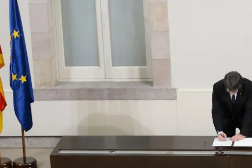 La numéro deux du gouvernement a réagi mardi à la signature par le leader séparatiste d'une déclaration d'indépendance tout en suspendant ses effets.