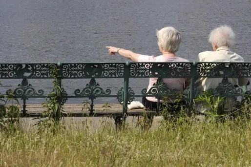 Les personnes âgées de demain "vivront plus longtemps, mais elles seront aussi plus nombreuses à avoir connu des épisodes de chômage et des salaires bas.