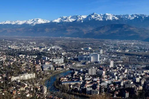 Pour le salaire médian brut annuel de Grenoble (35.600€) on peut trouver à se loger dans 66 m² contre seulement 24 m² à Paris.