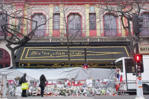 Les attentats à Paris ont fait 130 morts.