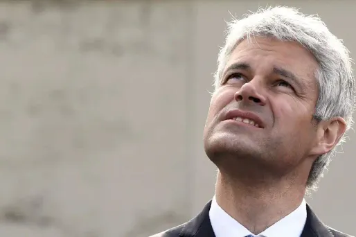 Laurent Wauquiez soigne les élus et met en avant ses soutiens plus centristes pour rompre avec son image autoritaire et droitière.