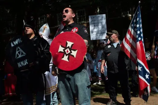 À Charlottesville, les ultranationalistes américains protestent notamment contre le démontage de la statue d'un général confédéré.
