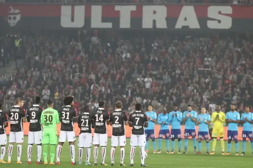 Les deux équipes ont également applaudi en mémoire des deux femmes tuées dimanche à la gare de Marseille.