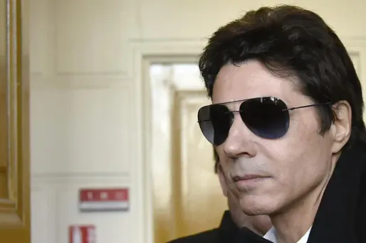 Jean-Luc Lahaye a été condamné à un an d'emprisonnement avec sursis le 18 mai 2015 pour corruption de mineure.