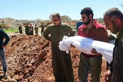 Des rebelles de la ville de Khan Cheikhoun enterrent leur mort après un raid aérien, le 5 avril 2017.