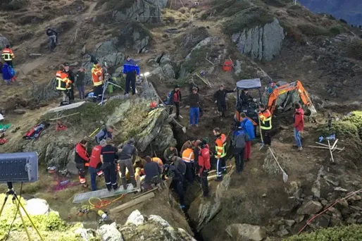 Plus de cent personnes ont participé aux opérations de secours. AFP
