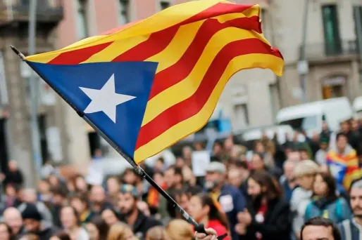Partis pro et anti-indépendistes catalans sont crédités de 46% des suffrages.