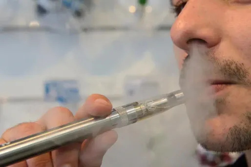 Cigarette électronique : que change la nouvelle réglementation ?