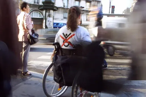 Huit personnes juchées sur des grues pour alerter sur le handicap