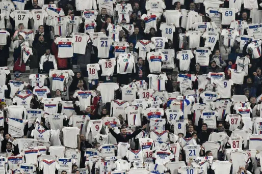 Cet "hommage" des ultras a eu lieu à la 18ème minute, une référence au numéro 18 porté par le joueur.
