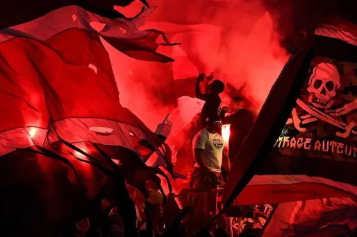 Le 27 octobre, de nombreux engins pyrotechniques avaient été allumés dans la tribune Auteuil lors de la réception de Nice.