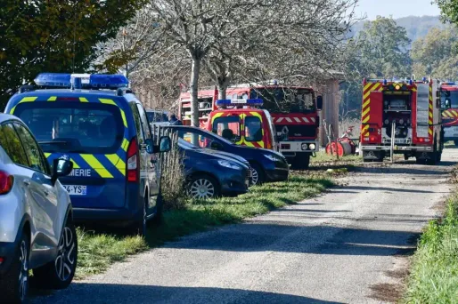 Une trentaine de pompiers ont été mobilisés pour éteindre l'incendie de la maison.