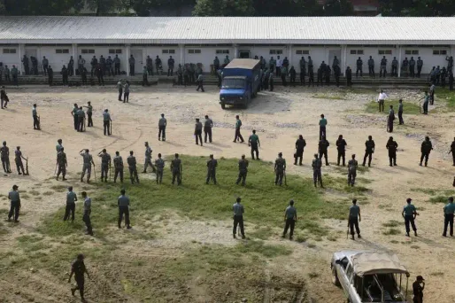 Les autorités bangladaises surveillent la cour spéciale de la capitale de Dacca, en novembre 2013.