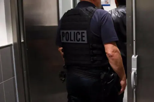 Deux des trois hommes ont été placés en détention. (illustration)