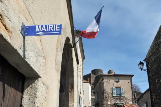 mairie illustration, drapeau français crédit : THIERRY ZOCCOLAN / AFP - 1280