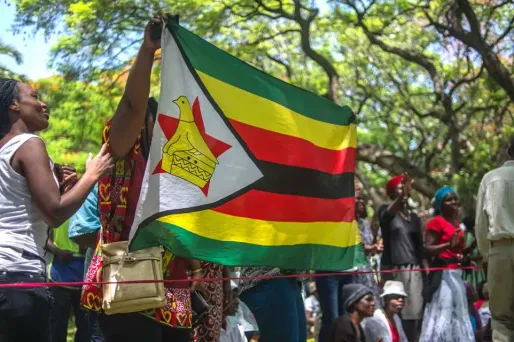 Des centaines de personnes étaient massées à l'extérieur du siège du Parlement pour exiger le départ du chef de l'État.