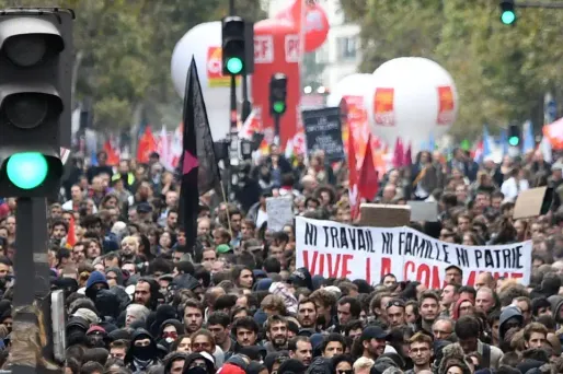 Des collectifs et syndicats ont dénoncé symboliquement la "mort des associations", vendredi à Paris.