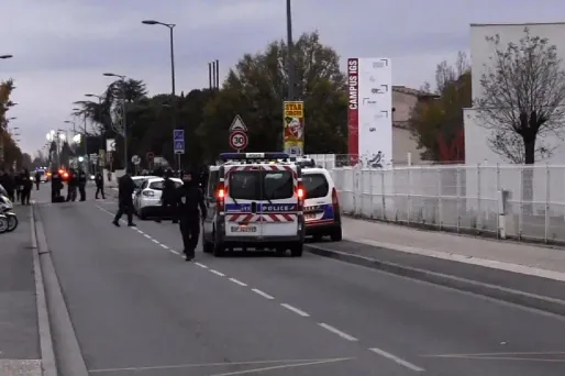 L'automobiliste a volontairement renversé, vendredi après-midi, trois étudiantes qui traversaient à un passage piéton devant leur campus.