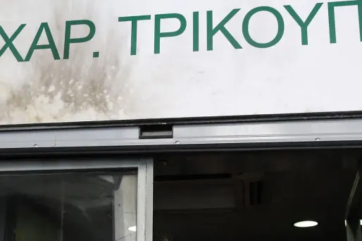 La police a bouclé la zone et retrouvé trois douilles, tandis qu'un des tirs a brisé la vitre d'une boutique proche.