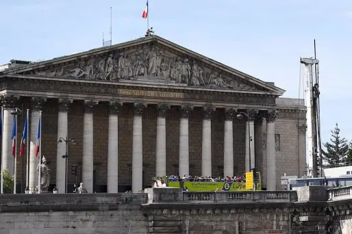 Les députés ont rétabli la surtaxe exceptionnelle des grandes entreprises, rejetée par les sénateurs la semaine dernière.