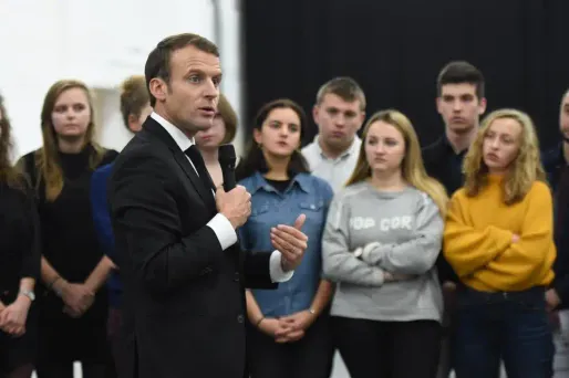 Emmanuel Macron veut favoriser l'emploi des habitants de quartiers difficiles.
