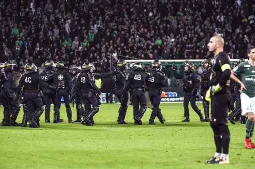 Un geste de Nabil Fekir a provoqué l'envahissement du terrain, dimanche sur la pelouse stéphanoise.