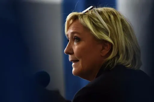 Marine Le Pen a également regretté la décisions du Conseil d'État concernant la croix de la statue de Jean-Paul II à Ploërmel.